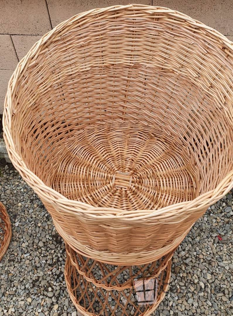 Cos rachita asimetric pentru expunere produse, inalt cu picior suport, 120 cm