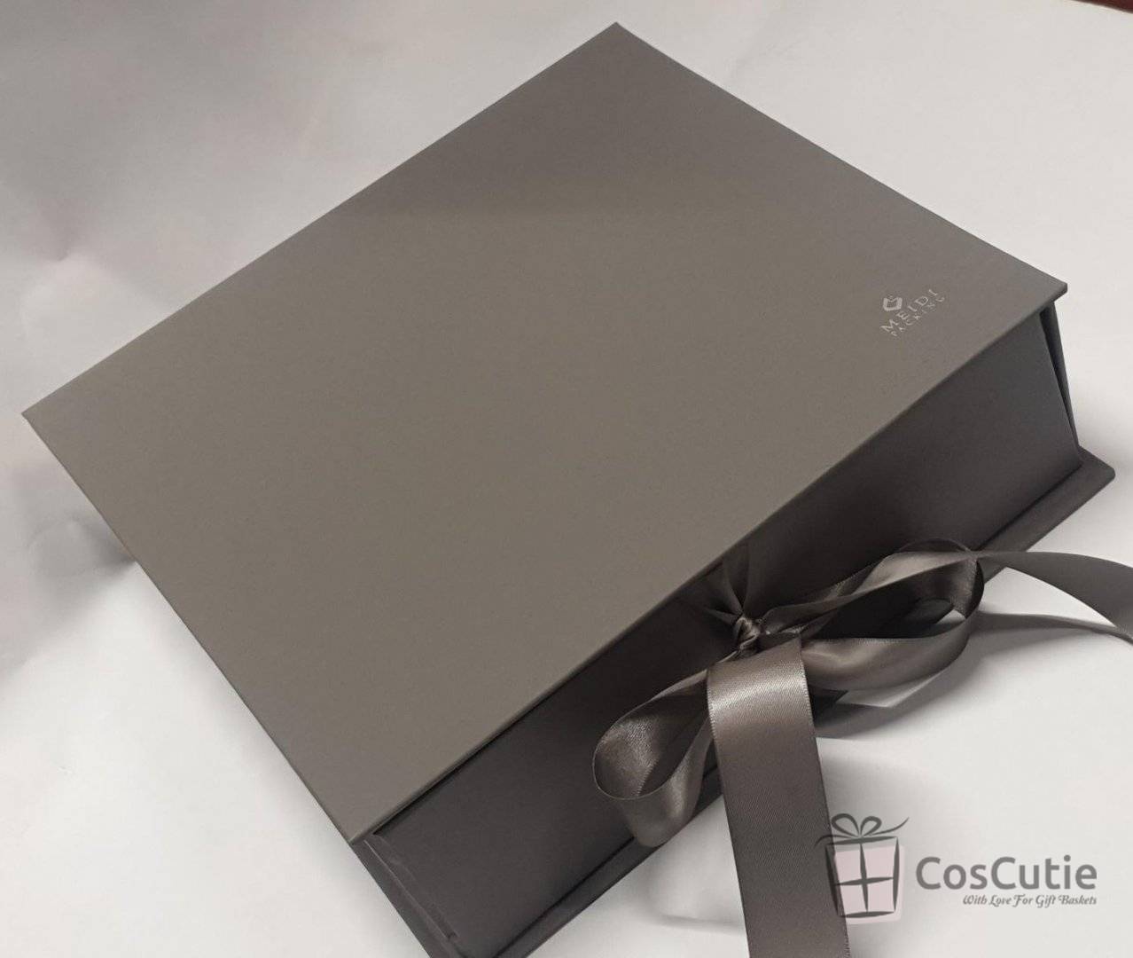 Cutii cadou gama Premium, carton rigid Soft Touch, fundita satin, 25x25x7.5 cm