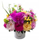 Aranjament floral Premium, trandafiri parfumati, margarete, orhidee, Multicolor, 30x30 cm