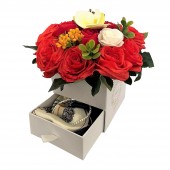 Set cadou, aranjament trandafiri rosii, esarfa, bratara in cutie cu sertar