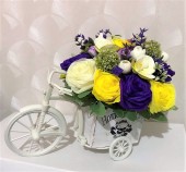 Tricicleta decorativa aranjament floral trandafiri si orhidee, galben/mov