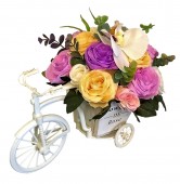 Tricicleta decorativa aranjament floral trandafiri si orhidee mixt