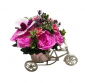 Tricicleta decorativa aranjament floral trandafiri si orhidee mov